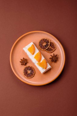 Fındıklı, şam fıstıklı ve narenciye parçalı beyaz karamel. Fındıklı beyaz fındık, festival masası için tatlı.