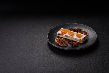 Fındıklı, şam fıstıklı ve narenciye parçalı beyaz karamel. Fındıklı beyaz fındık, festival masası için tatlı.