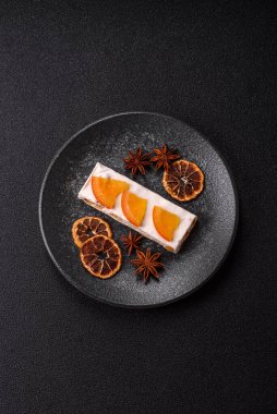 Fındıklı, şam fıstıklı ve narenciye parçalı beyaz karamel. Fındıklı beyaz fındık, festival masası için tatlı.