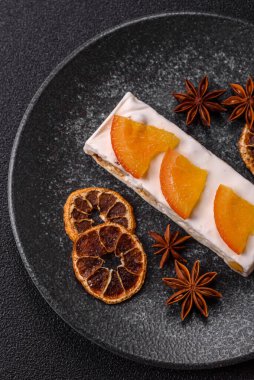 Fındıklı, şam fıstıklı ve narenciye parçalı beyaz karamel. Fındıklı beyaz fındık, festival masası için tatlı.