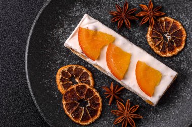 Fındıklı, şam fıstıklı ve narenciye parçalı beyaz karamel. Fındıklı beyaz fındık, festival masası için tatlı.