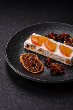 Fındıklı, şam fıstıklı ve narenciye parçalı beyaz karamel. Fındıklı beyaz fındık, festival masası için tatlı.