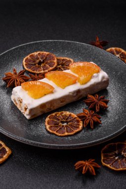 Fındıklı, şam fıstıklı ve narenciye parçalı beyaz karamel. Fındıklı beyaz fındık, festival masası için tatlı.