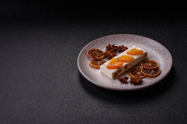 Fındıklı, şam fıstıklı ve narenciye parçalı beyaz karamel. Fındıklı beyaz fındık, festival masası için tatlı.