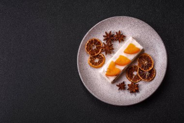 Fındıklı, şam fıstıklı ve narenciye parçalı beyaz karamel. Fındıklı beyaz fındık, festival masası için tatlı.