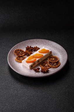 Fındıklı, şam fıstıklı ve narenciye parçalı beyaz karamel. Fındıklı beyaz fındık, festival masası için tatlı.