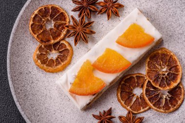 Fındıklı, şam fıstıklı ve narenciye parçalı beyaz karamel. Fındıklı beyaz fındık, festival masası için tatlı.