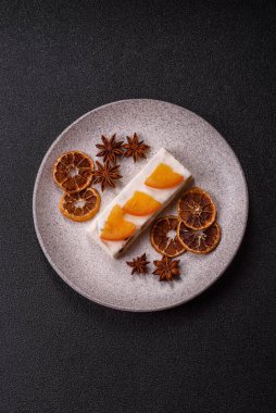 Fındıklı, şam fıstıklı ve narenciye parçalı beyaz karamel. Fındıklı beyaz fındık, festival masası için tatlı.