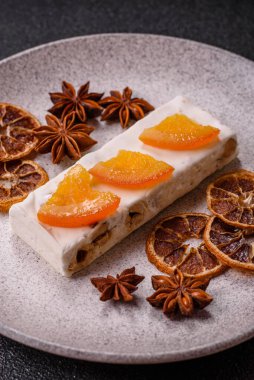 Fındıklı, şam fıstıklı ve narenciye parçalı beyaz karamel. Fındıklı beyaz fındık, festival masası için tatlı.