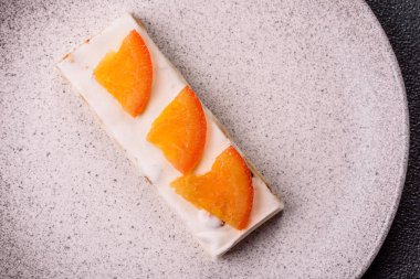 Fındıklı, şam fıstıklı ve narenciye parçalı beyaz karamel. Fındıklı beyaz fındık, festival masası için tatlı.