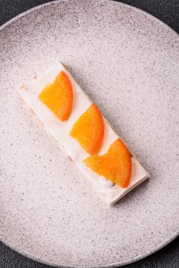 Fındıklı, şam fıstıklı ve narenciye parçalı beyaz karamel. Fındıklı beyaz fındık, festival masası için tatlı.