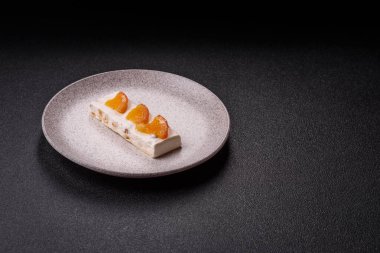 Fındıklı, şam fıstıklı ve narenciye parçalı beyaz karamel. Fındıklı beyaz fındık, festival masası için tatlı.