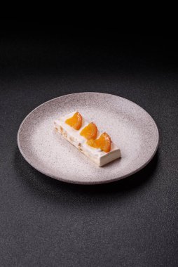 Fındıklı, şam fıstıklı ve narenciye parçalı beyaz karamel. Fındıklı beyaz fındık, festival masası için tatlı.