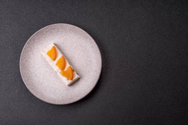 Fındıklı, şam fıstıklı ve narenciye parçalı beyaz karamel. Fındıklı beyaz fındık, festival masası için tatlı.