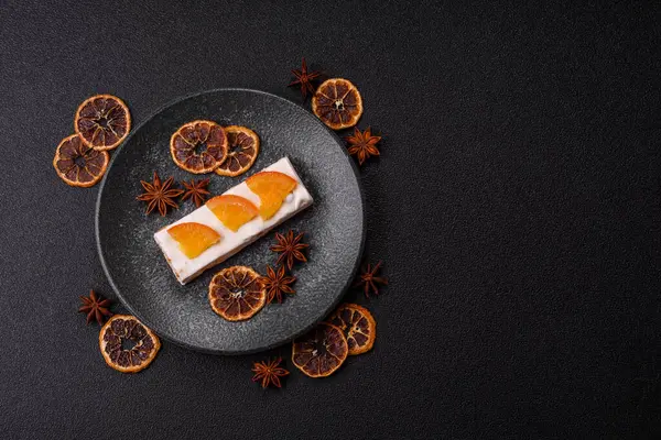 Fındıklı, şam fıstıklı ve narenciye parçalı beyaz karamel. Fındıklı beyaz fındık, festival masası için tatlı.