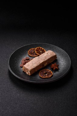 Fındıklı, şam fıstıklı ve narenciye parçalı beyaz karamel. Fındıklı beyaz fındık, festival masası için tatlı.