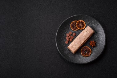 Fındıklı, şam fıstıklı ve narenciye parçalı beyaz karamel. Fındıklı beyaz fındık, festival masası için tatlı.