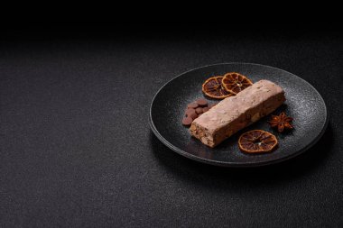 Fındıklı, şam fıstıklı ve narenciye parçalı beyaz karamel. Fındıklı beyaz fındık, festival masası için tatlı.