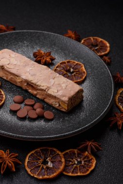 Fındıklı, şam fıstıklı ve narenciye parçalı beyaz karamel. Fındıklı beyaz fındık, festival masası için tatlı.