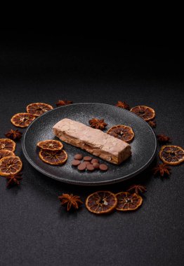 Fındıklı, şam fıstıklı ve narenciye parçalı beyaz karamel. Fındıklı beyaz fındık, festival masası için tatlı.