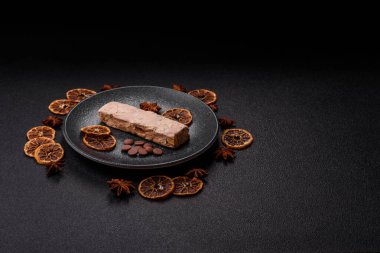 Fındıklı, şam fıstıklı ve narenciye parçalı beyaz karamel. Fındıklı beyaz fındık, festival masası için tatlı.