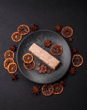 Fındıklı, şam fıstıklı ve narenciye parçalı beyaz karamel. Fındıklı beyaz fındık, festival masası için tatlı.