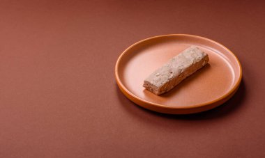 Fındıklı, şam fıstıklı ve narenciye parçalı beyaz karamel. Fındıklı beyaz fındık, festival masası için tatlı.