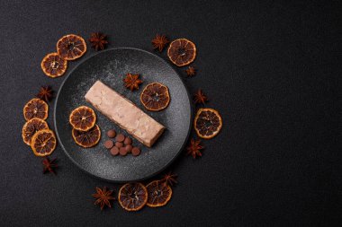 Fındıklı, şam fıstıklı ve narenciye parçalı beyaz karamel. Fındıklı beyaz fındık, festival masası için tatlı.