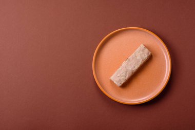 Fındıklı, şam fıstıklı ve narenciye parçalı beyaz karamel. Fındıklı beyaz fındık, festival masası için tatlı.