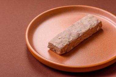 Fındıklı, şam fıstıklı ve narenciye parçalı beyaz karamel. Fındıklı beyaz fındık, festival masası için tatlı.