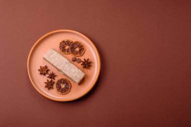 Fındıklı, şam fıstıklı ve narenciye parçalı beyaz karamel. Fındıklı beyaz fındık, festival masası için tatlı.