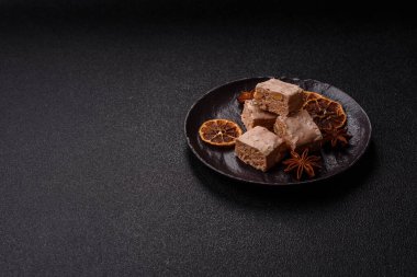 Fındıklı, şam fıstıklı ve narenciye parçalı beyaz karamel. Fındıklı beyaz fındık, festival masası için tatlı.