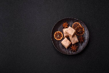 Fındıklı, şam fıstıklı ve narenciye parçalı beyaz karamel. Fındıklı beyaz fındık, festival masası için tatlı.