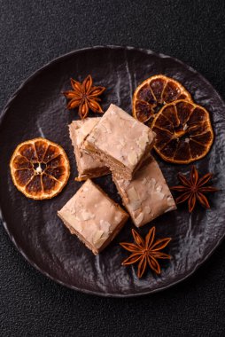 Fındıklı, şam fıstıklı ve narenciye parçalı beyaz karamel. Fındıklı beyaz fındık, festival masası için tatlı.