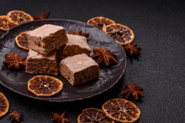 Fındıklı, şam fıstıklı ve narenciye parçalı beyaz karamel. Fındıklı beyaz fındık, festival masası için tatlı.