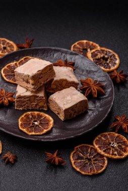 Fındıklı, şam fıstıklı ve narenciye parçalı beyaz karamel. Fındıklı beyaz fındık, festival masası için tatlı.