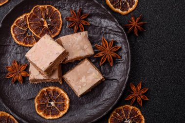 Fındıklı, şam fıstıklı ve narenciye parçalı beyaz karamel. Fındıklı beyaz fındık, festival masası için tatlı.