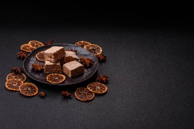 Fındıklı, şam fıstıklı ve narenciye parçalı beyaz karamel. Fındıklı beyaz fındık, festival masası için tatlı.