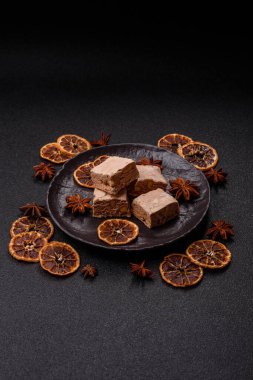 Fındıklı, şam fıstıklı ve narenciye parçalı beyaz karamel. Fındıklı beyaz fındık, festival masası için tatlı.