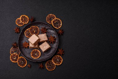 Fındıklı, şam fıstıklı ve narenciye parçalı beyaz karamel. Fındıklı beyaz fındık, festival masası için tatlı.