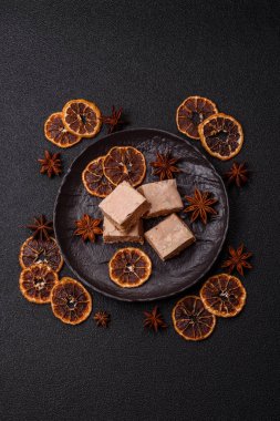 Fındıklı, şam fıstıklı ve narenciye parçalı beyaz karamel. Fındıklı beyaz fındık, festival masası için tatlı.