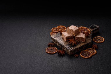 Fındıklı, şam fıstıklı ve narenciye parçalı beyaz karamel. Fındıklı beyaz fındık, festival masası için tatlı.