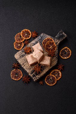 Fındıklı, şam fıstıklı ve narenciye parçalı beyaz karamel. Fındıklı beyaz fındık, festival masası için tatlı.