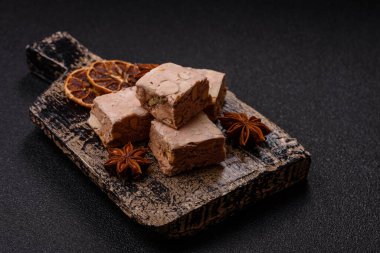 Fındıklı, şam fıstıklı ve narenciye parçalı beyaz karamel. Fındıklı beyaz fındık, festival masası için tatlı.