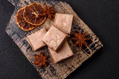 Fındıklı, şam fıstıklı ve narenciye parçalı beyaz karamel. Fındıklı beyaz fındık, festival masası için tatlı.