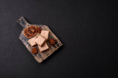 Fındıklı, şam fıstıklı ve narenciye parçalı beyaz karamel. Fındıklı beyaz fındık, festival masası için tatlı.