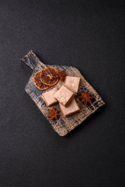 Fındıklı, şam fıstıklı ve narenciye parçalı beyaz karamel. Fındıklı beyaz fındık, festival masası için tatlı.