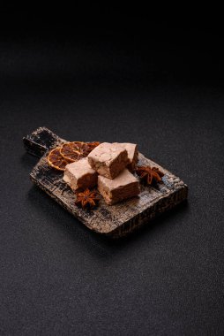 Fındıklı, şam fıstıklı ve narenciye parçalı beyaz karamel. Fındıklı beyaz fındık, festival masası için tatlı.