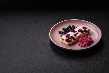 Fındıklı, şam fıstıklı ve narenciye parçalı beyaz karamel. Fındıklı beyaz fındık, festival masası için tatlı.