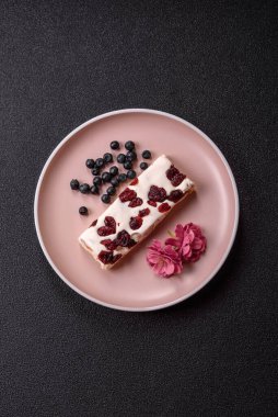 Fındıklı, şam fıstıklı ve narenciye parçalı beyaz karamel. Fındıklı beyaz fındık, festival masası için tatlı.